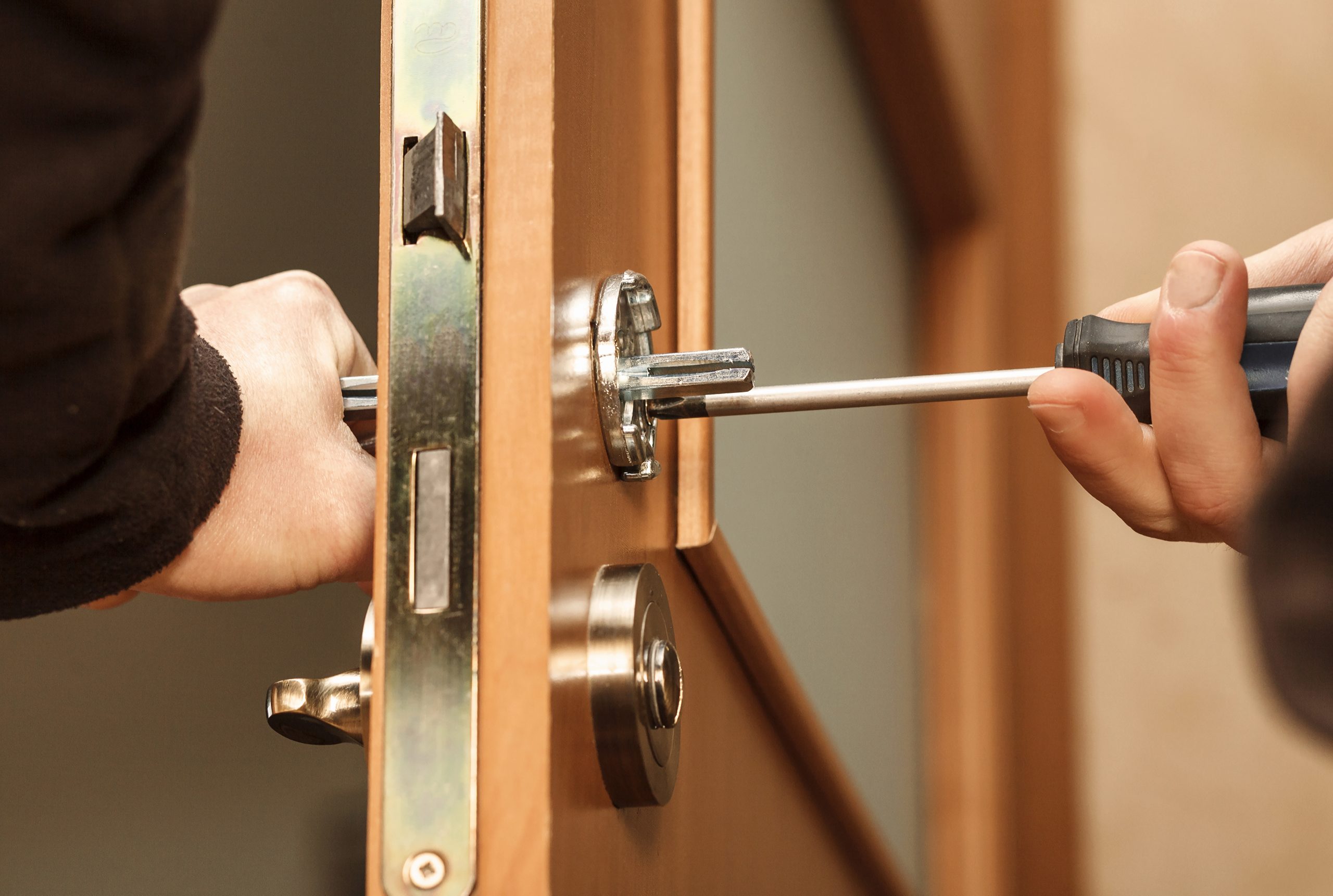 handle-door-fixing-repairing-door-handle-with-screwdriver